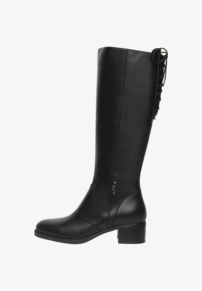 Botte en cuir noire hauteur genou avec un petit talon carré et des détails de laçage à l'arrière.