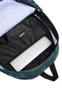 Ryggsäck med ett mönstrat ytterlager i grönt och blått, utrustad med ett vadderat fack för en laptop, svart foder och en Vans-logotyp.
