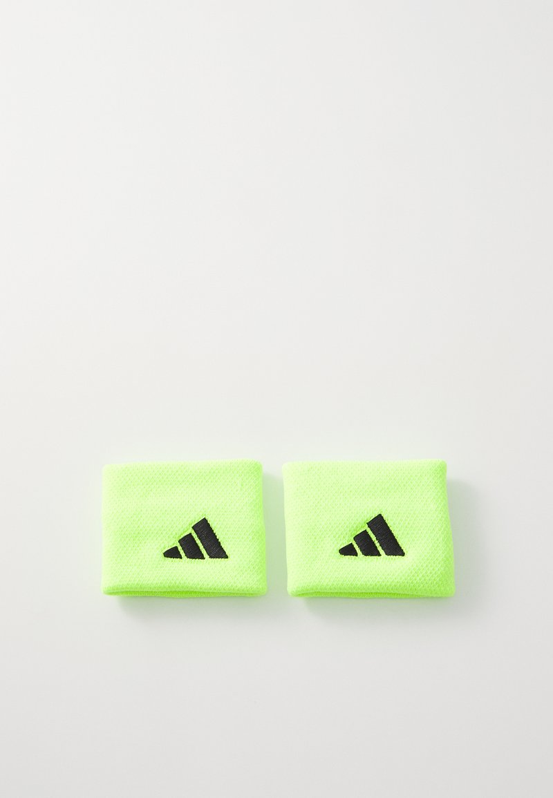 Pulseiras brilhantes de um verde neon, feitas de um tecido texturizado, com um logótipo triangular preto em cada uma. Têm uma forma retangular, adequadas para desporto.