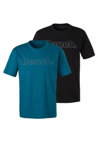 Zwei T-Shirts: eines in Türkis mit einem grauen "Bench."-Logo und eines in Schwarz mit demselben farbigen Logo. Beide sind kurzärmlig und aus Baumwolle.