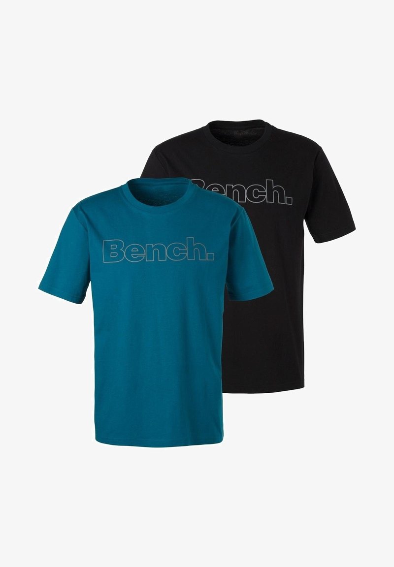Zwei T-Shirts: eines in Türkis mit einem grauen "Bench."-Logo und eines in Schwarz mit demselben farbigen Logo. Beide sind kurzärmlig und aus Baumwolle.