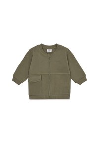 Olivgrüne Jacke für Kleinkinder mit Vorderreißverschluss, gerippten Bündchen und einer einzelnen Druckknopf-Tasche auf der linken Seite.