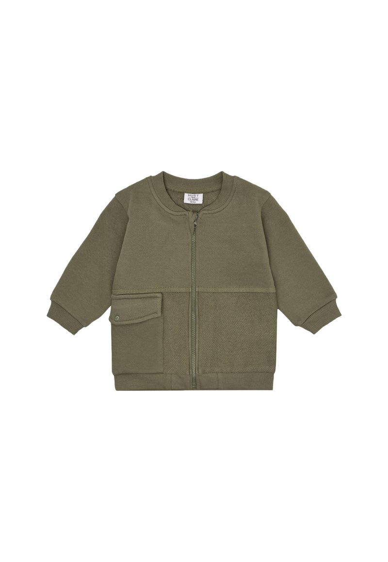 Olivgrüne Jacke für Kleinkinder mit Vorderreißverschluss, gerippten Bündchen und einer einzelnen Druckknopf-Tasche auf der linken Seite.