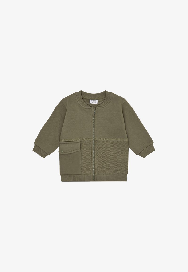 Olivgrüne Jacke für Kleinkinder mit Vorderreißverschluss, gerippten Bündchen und einer einzelnen Druckknopf-Tasche auf der linken Seite.