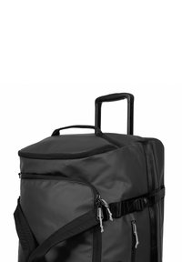 Schwarze Rolltasche mit einem oberen Griff, zwei Reißverschlussfächern, verstellbarem Schultergurt und verstärkten Nähten auf dem Stoff.