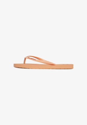 Ein einzelner pfirsichfarbener Flip-Flop mit einem dünnen Riemen und eingeprägtem Markennamen an der Seite, von der Innenseite auf weißem Hintergrund gezeigt.
