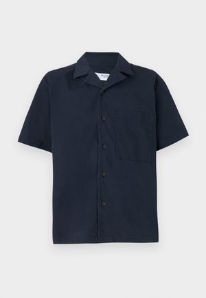 Camisa de manga corta azul marino hecha de tejido suave, con cuello, cierre de botones y un único bolsillo en el pecho. Diseño sencillo sin patrones.