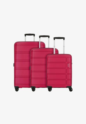 Set aus drei Hartschalenkoffern in lebhaftem Pink, mit vertikaler Panellierung, ausziehbaren Griffen und multidirektionalen Rädern.