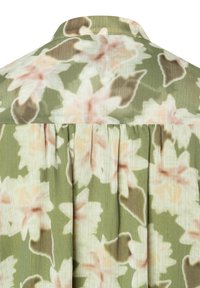 Tissu léger à motif floral en vert, avec des fleurs roses et crème. Le design comprend un dos plissé et une finition texturée subtile.