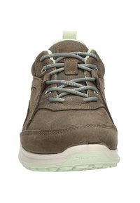 Sneaker in pelle marrone con lacci grigi, linguetta testurizzata e linguetta di estrazione verde chiaro, con suola bianca e marchio "biom".