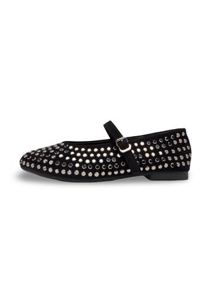 Chaussure Mary Jane plate noire avec des clous ronds argentés couvrant la surface et une bride à boucle sur le dessus.