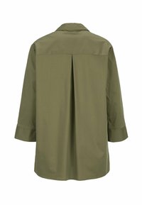 Olivgrön blus med en bakfåll, krage och trekvartslånga ärmar. Tillverkad av ett mjukt tyg med en något avslappnad passform.