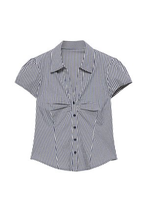 Blau-weiß karierte Kurzarmbluse mit Knöpfen vorne und spitzem Kragen, flach auf weißem Hintergrund liegend.