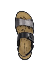 Zwarte leren sandaal met een grijze band, verstelbare gesp, gevoerde beige voetbed met een bladerenpatroon, vlakke rubberen zool.