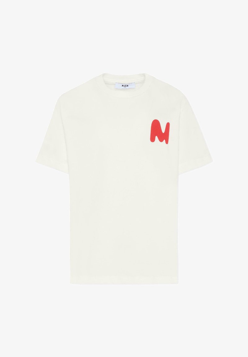 Biała koszulka z krótkim rękawem wykonana z bawełny, z czerwonym, stylizowanym litera "M" na lewej części klatki piersiowej; klasyczny okrągły dekolt.