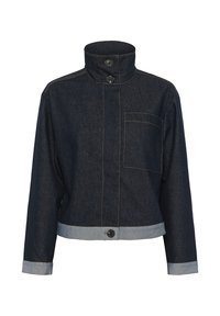 Tmavomodrá džínová bunda s vysokým golierom, dvoma čiernymi gombíkmi, jedným náprsným vreckom a svetlým denimovým lemom na manžetách a páse.