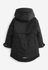 Čierny nepremokavý parka s odnímateľnou kapucňou, elastickým pásom, zapínaním na cvoky na manžetách a reflexnými detailmi na spodnom okraji.