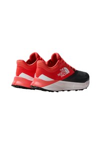 Scarpe da ginnastica rosse e nere con tomaia in rete, collo imbottito e dettagli bianchi sulla suola, con un design texturizzato e suola in gomma durevole.