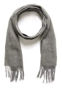 Blød grå uldsjaal med frynser i enderne, løst rullet i toppen og lagt fladt på en hvid baggrund.