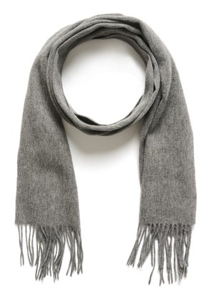 Miękka szara wełniana szalik z frędzlami na końcach, luźno zwinięty na górze i ułożony na płasko na białym tle.