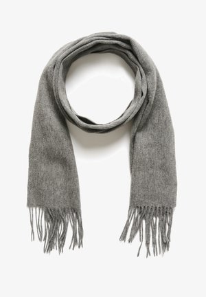 Miękka szara wełniana szalik z frędzlami na końcach, luźno zwinięty na górze i ułożony na płasko na białym tle.
