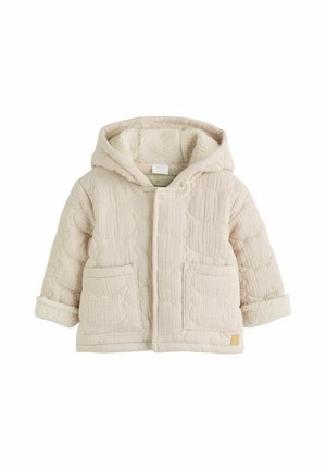 Beige quiltet babyjakke med hætte, to forlommer og blødt fleecefor synligt på ærmekanter og hættens inderside.
