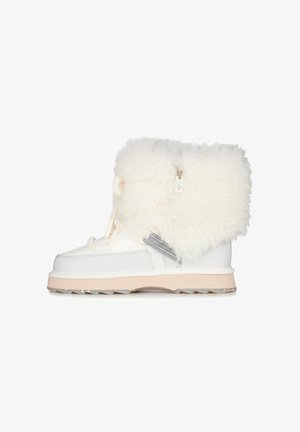 Stivali invernali bianchi con un morbido risvolto in pelliccia sintetica, tomaia in pelle e sintetico, suola spessa color crema, chiusura con lacci e dettaglio del marchio.