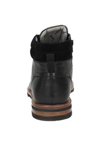 Stivaletto in pelle nera con collare in camoscio, fodera testurizzata e suola in legno bicolore; presenta una cerniera laterale e accenti minimal.