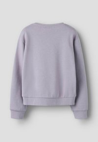 Felpa viola chiaro realizzata in tessuto morbido, con collo a giro, polsini a costine e un orlo leggermente cropped. La vista posteriore presenta un design semplice.