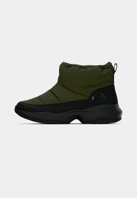 Párnázott bokacsizma sötétzöld felsőrésszel és fekete talppal. Jellemzője a kerek orr, elasztikus nyakrész és a struktúrált középtalp.