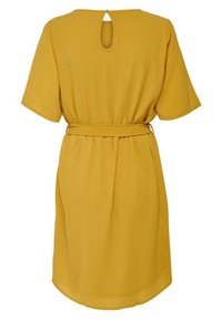 Geel kort mouwend dress met een ceintuur in de taille, een keyhole uitsnijding aan de achterkant en een zachte textuur. Valt tot op de knie met een lichte A-lijn vorm.