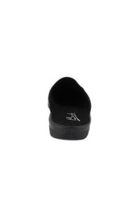 Schwarzer Slipper mit einem glatten Stoffoberteil, gepolstertem Innenraum und strukturiertem Gummisohle, der ein minimalistisches Design ohne Verzierungen bietet.