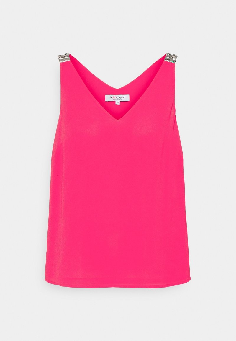 Blouse sans manches rose vif avec col en V et détails de boucles argentées sur les bretelles, posée à plat sur fond blanc.