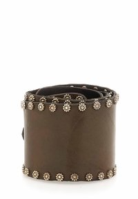 Bracciale polsino in pelle marrone con borchie metalliche floreali lungo i bordi, dalla texture liscia e dal design arrotolato.