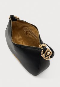 Μαύρη τσάντα από υφή δέρματος με χρυσό φερμουάρ και μεταλλικά στοιχεία. Το εσωτερικό διαθέτει λείο χρυσό φόδρα και τσέπη με φερμουάρ.