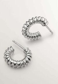 Pendientes de aro plateados con un diseño texturizado en espiral. Hechos de metal brillante, cuentan con un cierre de palillo para un uso seguro.