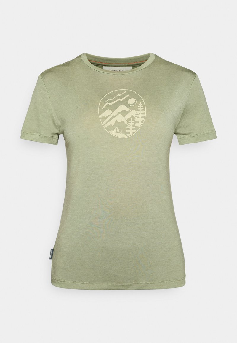 Hellgrünes T-Shirt mit kurzen Ärmeln und Rundhalsausschnitt, das auf der Brust eine beige kreisförmige Grafik mit einem Berg, Bäumen, einem Zelt und der Sonne zeigt.