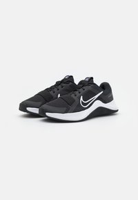 Scarpe sportive nere con una tomaia in mesh testurizzato, logo Swoosh bianco e una suola in gomma con un motivo rigato per una migliore aderenza.