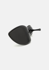 Cumpărătură cu toc stiletto negru, cu un design cu vârful ascuțit. Finisaj lucios și tocul subțire. Prezintă o textură netedă și o formă minimalistă.