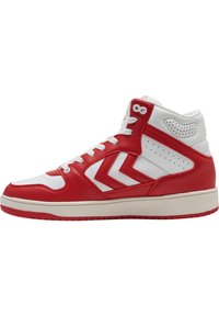 Højtop sneakers med en rød læderoverdel og hvide detaljer, et perforeret design og en gummisål med et kontrasterende mønster.