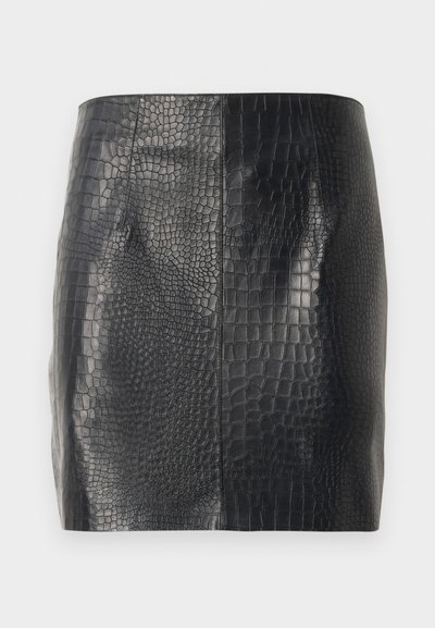 Fekete mini szoknya fényes krokodil mintával és paneles kialakítással, egyenes fazon, műbőrből készült.