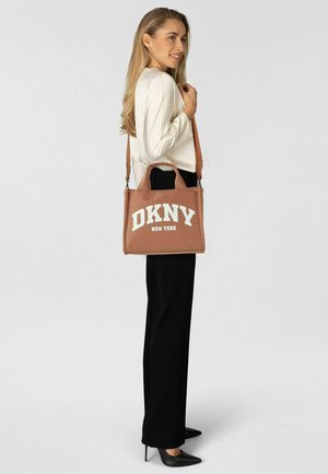 DKNY, HADLEE SHOPPER TASCHE 26 CM - Handbag - hot cocoa