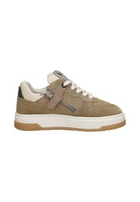 Beige suède sneaker met witte veters, crèmekleurige accenten en een bruine rubberen zool. Heeft een zijrits en een gestructureerde tong met logo-detail.