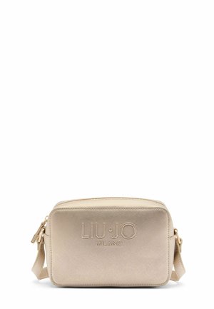 Sac en bandoulière rectangulaire beige avec une surface texturée, logo en relief, quincaillerie dorée et sangle réglable. Fermeture éclair sur le dessus.