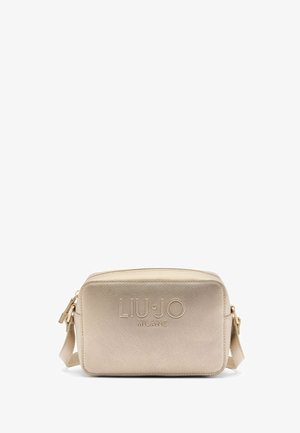 Borsa a tracolla rettangolare beige con superficie testurizzata, logo impresso, hardware dorato e tracolla regolabile. Chiusura con zip sulla parte superiore.