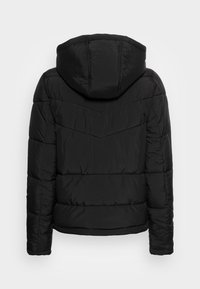 Czarna, ocieplana kurtka puchowa z kapturem, z charakterystycznym wzorem przeszycia w zygzak i poziomymi szwami. Gładki, teksturowany materiał.