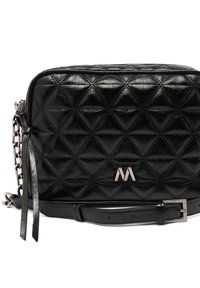 Borsa a tracolla in ecopelle nera trapuntata con forma rettangolare, accessori in metallo argentato e un logo ben visibile sul davanti. Tracolla regolabile.