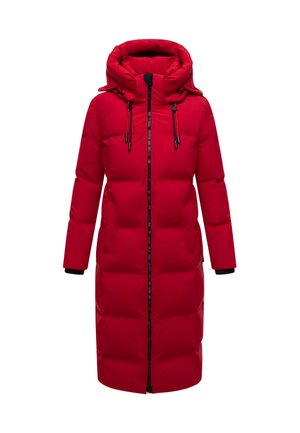 Manteau rembourré rouge long avec capuche, présentant une fermeture éclair à l'avant, des poignets élastiques, des panneaux cousus, et des poches latérales pour plus de chaleur et de fonctionnalité.