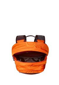 Jasnopomarańczowy plecak z wyściełanymi czarnymi szelkami, górnym uchwytem i otwartą komorą główną, w której widać pustą przestrzeń.