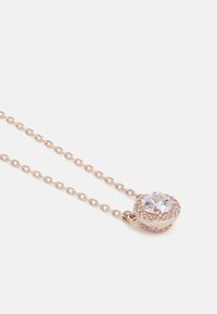 Collana in oro rosa con catena, caratterizzata da un gemma rotonda e trasparente circondata da piccole pietre in una montatura circolare, con un design di maglie delicato.